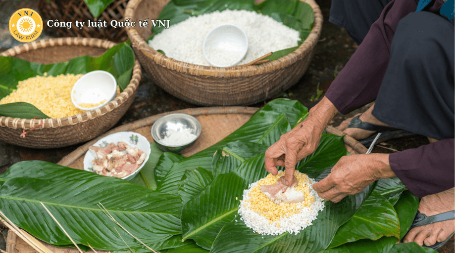 Bánh chưng (miền Bắc) và bánh tét (miền Trung, miền Nam) là hai loại bánh truyền thống không thể thiếu trong mâm cỗ Tết.