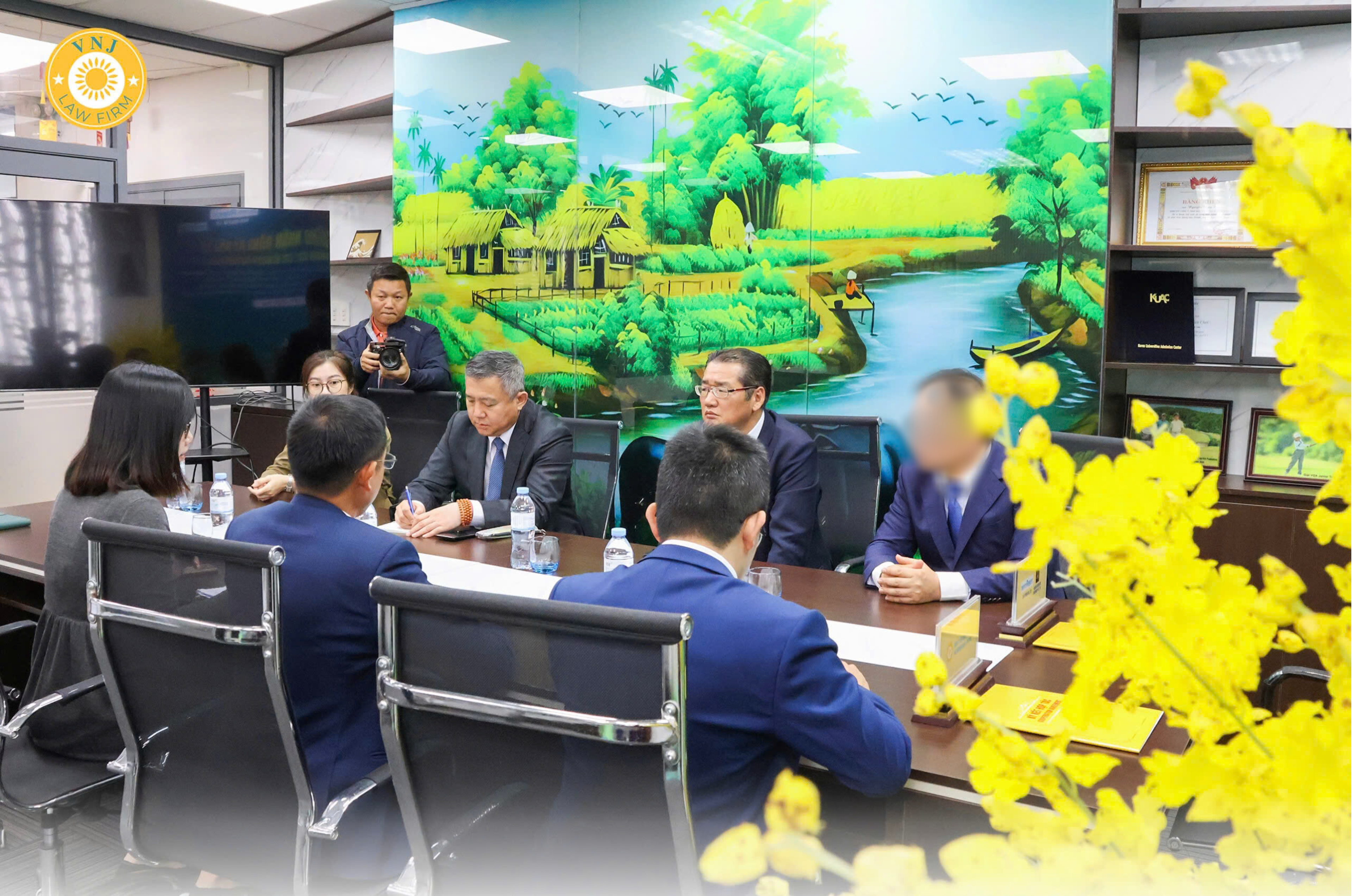 Hơn cả một đơn vị tư vấn pháp lý, VNJ đóng vai trò là cầu nối giữa các nhà đầu tư quốc tế và thị trường Việt Nam